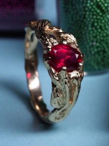 On which finger is a ruby ​​ring worn?