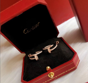 Anting-anting emas wanita dari Cartier