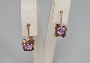 Anting-anting emas dengan alexandrite