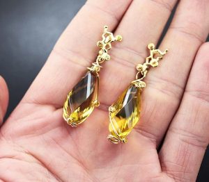 Anting-anting dengan citrine dalam emas