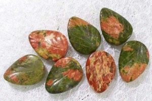 Unakite akmens